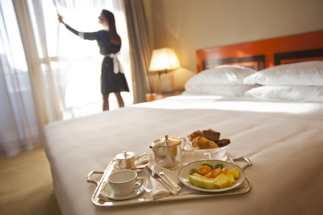 Питание в номере. Room service в гостинице. Заселение в отель Room service. Room service в гостинице 5 звезд. Сервис номер гостиницы.